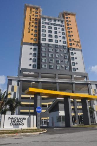 Seaside Haven Homestay Seaview Unit With Pool Opposite Ktcc & Mayang Mall - Pangsapuri Ladang Tanjung Kuala Terengganu Bagian luar foto